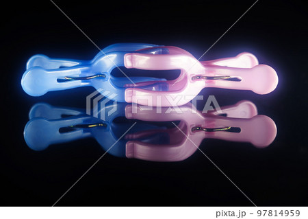 ピンクと水色の洗濯ばさみ 黒バック ピンクと水色の洗濯ばさみ 黒バック 97814959