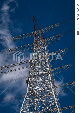 青空の中の高圧送電鉄塔 97815212