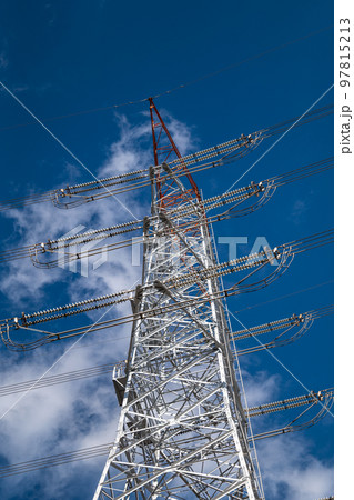 青空の中の高圧送電鉄塔 青空の中の高圧送電鉄塔 97815213