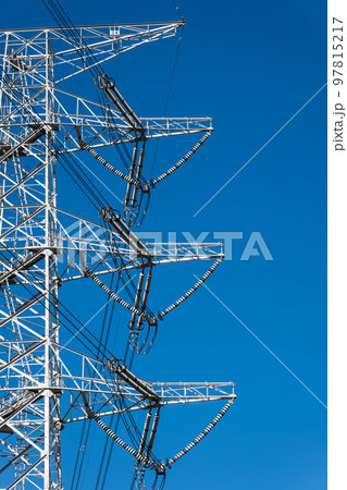 青空の中の高圧送電鉄塔 97815217