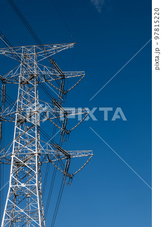 青空の中の高圧送電鉄塔 97815220