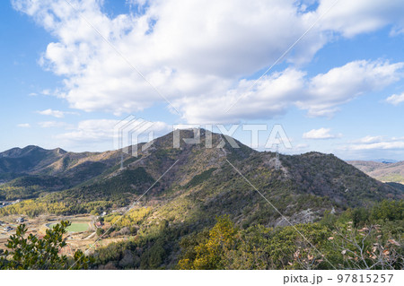 北山付近から見た高御位山の山容(播磨アルプス) 北山付近から見た高御位山の山容(播磨アルプス) 97815257