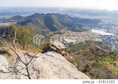 高御位山の山頂から見た北山方向の縦走路（播磨アルプス） 97815265