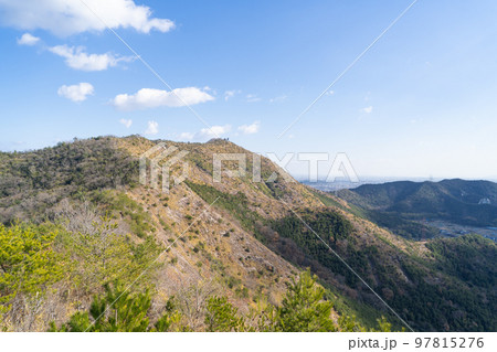 登山道から見た高御位山へ向かう縦走路(播磨アルプス) 登山道から見た高御位山へ向かう縦走路(播磨アルプス) 97815276