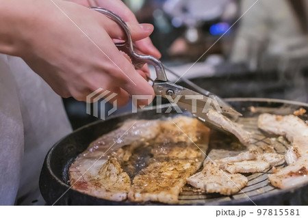 焼肉の切り分け サムギョプサル 焼肉の切り分け サムギョプサル 97815581