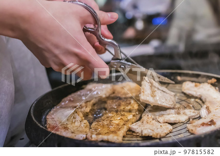 焼肉の切り分け サムギョプサル 焼肉の切り分け サムギョプサル 97815582