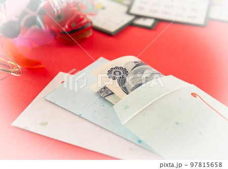 お正月のお年玉　正しい折り方　ポチ袋　お正月　新春　お年玉の用意　お年玉を渡す　年始め 97815658