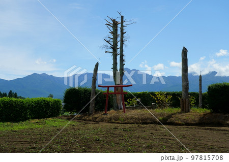山村の小さな神社 97815708