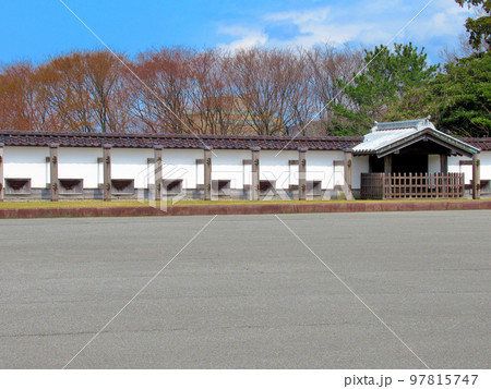 北陸・金沢城公園・三の丸広場・公園総合案内所の正面にある、隠し狭間(鉄砲狭間)が設けられた外壁(2) 97815747