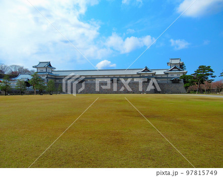 北陸・早春の金沢城公園・三の丸広場から眺める、勇壮な五十間長屋 97815749