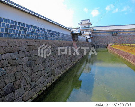 北陸・早春の金沢城公園・三の丸広場から眺める勇壮な五十間長屋と、橋爪門へ続く、鶴の丸土塀とお濠(2) 97815753