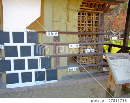 北陸・早春の金沢城公園・鶴の丸休憩館の前に設置された、鶴の丸土塀の構造の展示 97815758