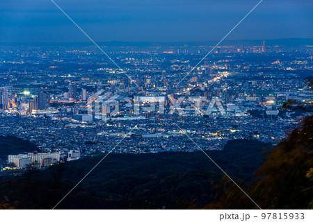 高尾山山頂から眺める東京都八王子市の街並み夜景 97815933