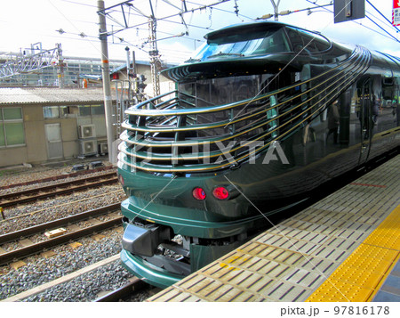 京都・京都駅で発車を待つ、走るホテルTWILIGHT EXPRESS 瑞風(みずかぜ)の眺め(1) 97816178