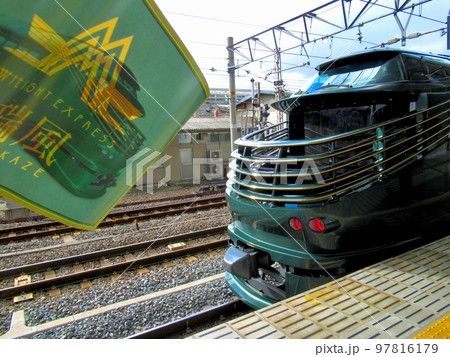 京都・京都駅で発車を待つ、走るホテルTWILIGHT EXPRESS 瑞風(みずかぜ)の眺め(2) 京都・京都駅で発車を待つ、走るホテルTWILIGHT EXPRESS 瑞風(みずかぜ)の眺め(2) 97816179