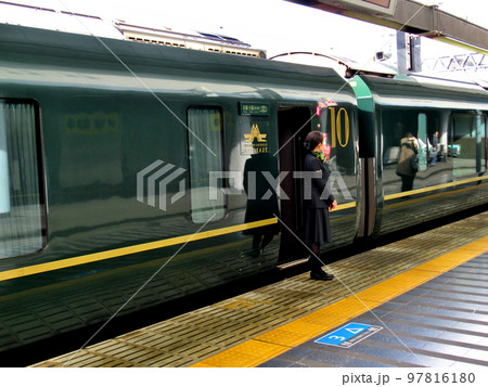 京都・京都駅で発車を待つ、走るホテルTWILIGHT EXPRESS 瑞風(みずかぜ)の眺め(3) 97816180