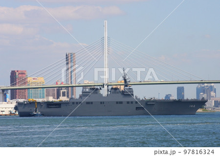 大阪南港に寄港した、ヘリコプター搭載護衛艦DDH-182「いせ」 97816324
