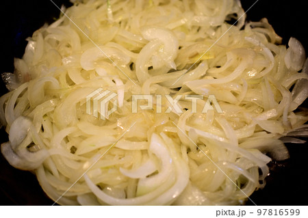 鉄のフライパンで玉ねぎを炒める 97816599