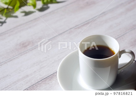ブラックコーヒーと白いテーブル ブラックコーヒーと白いテーブル 97816821