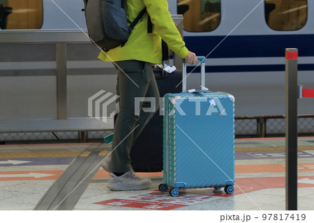 新幹線ホームの乗客　旅行客　ビジネスマン 97817419