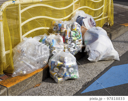 資源ごみイメージ・発泡容器・空き缶・ペットボトル 97818833