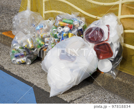 資源ごみイメージ・発泡容器・空き缶・ペットボトル 資源ごみイメージ・発泡容器・空き缶・ペットボトル 97818834