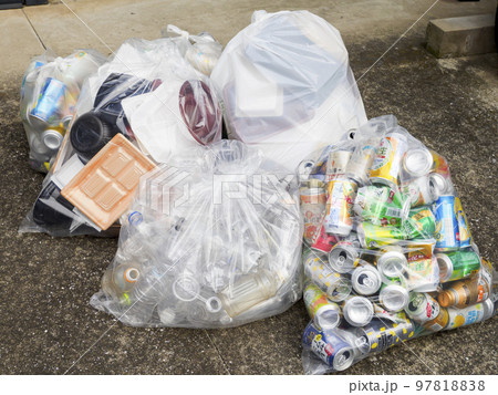 資源ごみイメージ・発泡容器・空き缶・ペットボトル 97818838
