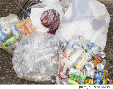 資源ごみイメージ・発泡容器・空き缶・ペットボトル 97818839