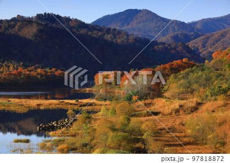 岩手県奥州市　紅葉の奥州湖 97818872