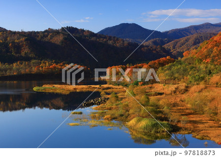 岩手県奥州市　紅葉の奥州湖 97818873