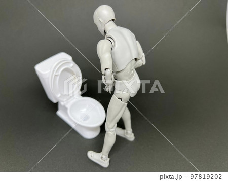 トイレで立って用を足す男性 97819202