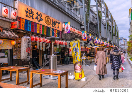 日本の東京都市景観 大晦日。買物袋などをさげた人たちが行き交う…渋谷横丁＝31日 97819292