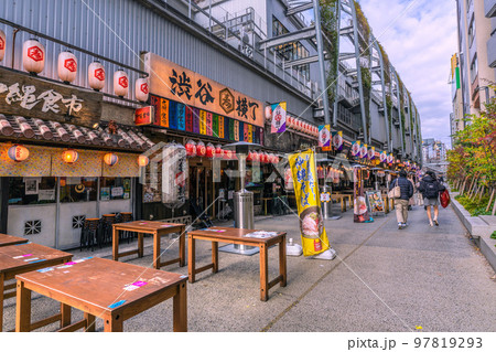 日本の東京都市景観 大晦日。買物袋などをさげた人たちが行き交う…渋谷横丁＝31日 97819293