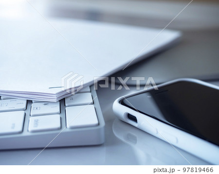 書類、スマホ、パソコンのビジネスイメージ  97819466
