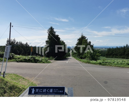 天に続く道 北海道斜里町峰浜の直線道路 97819548