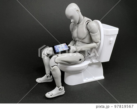 座ってトイレでタブレットを見ながら用を足す人形 座ってトイレでタブレットを見ながら用を足す人形 97819567