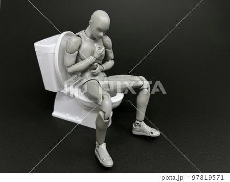 トイレで心臓発作を起こす人形 97819571