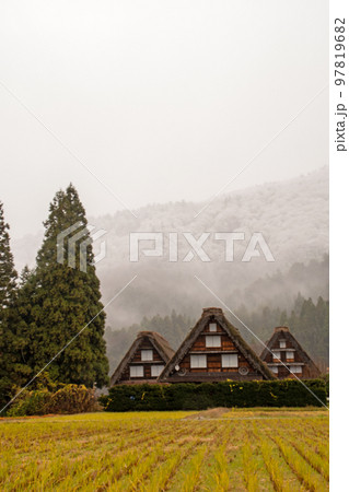 山の一部に白くなり本格的な雪の季節が近づく白川郷 97819682