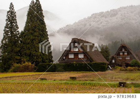 山の一部に白くなり本格的な雪の季節が近づく白川郷 97819683