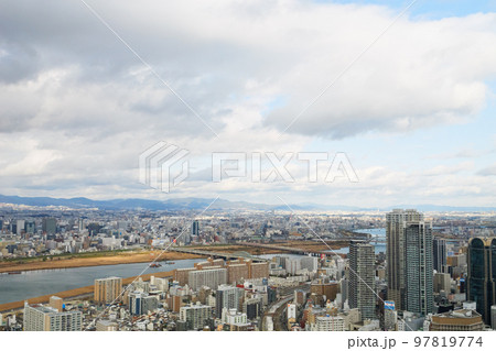 曇天の丘から見た大阪・梅田界隈の俯瞰図の写真素材 [97819774] - PIXTA