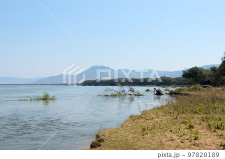 ザンビアのローワー・ザンベジ国立公園、ザンベジ川付近の風景 97820189