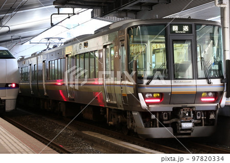 JR大阪駅に停車中の「JR西日本223系電車6000番台」 97820334