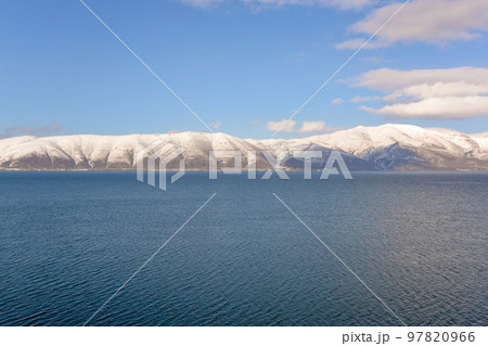 アルメニア最大の湖セヴァン湖の冬の風景 アルメニア最大の湖セヴァン湖の冬の風景 97820966