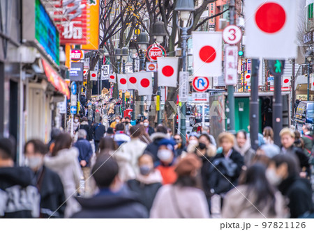 日本の東京都市景観 大晦日。賑わう渋谷109前の道玄坂（道玄坂下）…＝31日 97821126