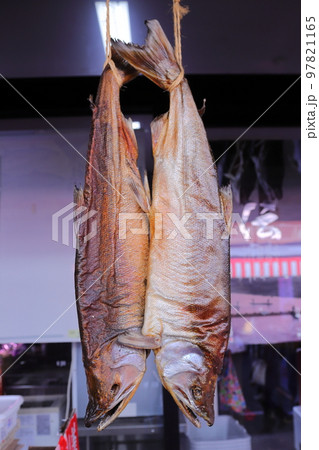 魚屋の店先に吊るされた鮭の干物 97821165