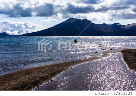 北海道の国立公園、支笏湖の釣り人・日本 97821222