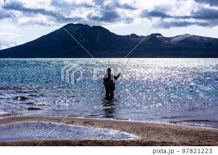 北海道の国立公園、支笏湖の釣り人・日本 97821223