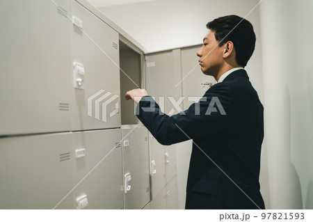 ロッカーとスーツのサラリーマン ロッカーとスーツのサラリーマン 97821593