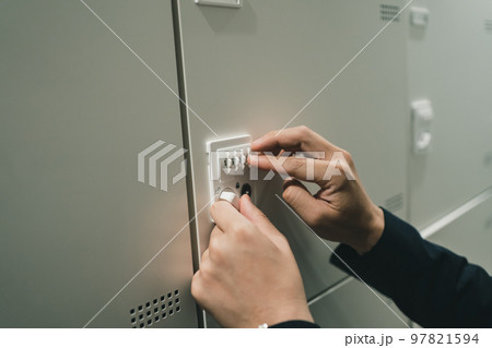 ロッカーとスーツのサラリーマン 97821594