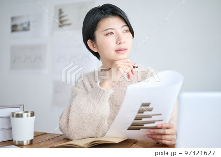 オフィスで仕事をする若い女性クリエイター オフィスで仕事をする若い女性クリエイター 97821627